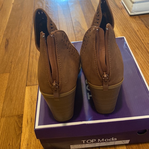 Top Moda tan bootie, 9. Excellent condition. - Picture 2 of 5